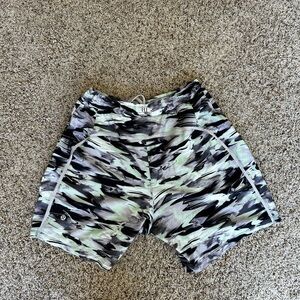 Lululemon PaceBreaker Liner-Less 7in Inseam Size L